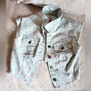 No Boundaries Jean vest Size Med. Floral pattern. Excellent condition